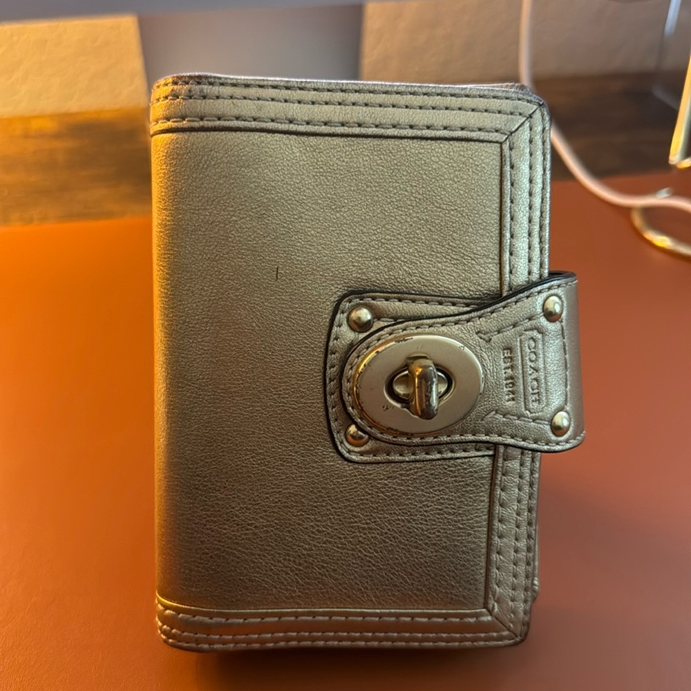 Coach 4” X 7” Metallic Gold Leather Agenda Notebook Planner Vintage Turnlock